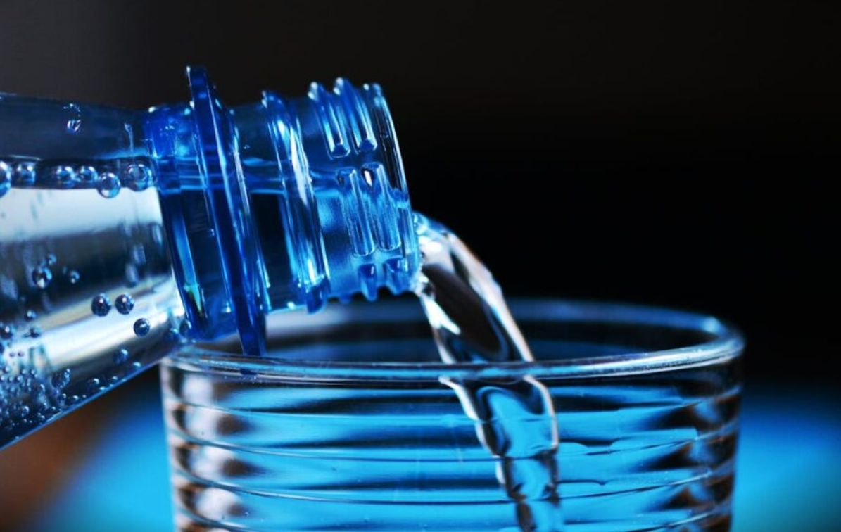 Agua embotellada contiene más microplásticos que agua de grifo: Estudio