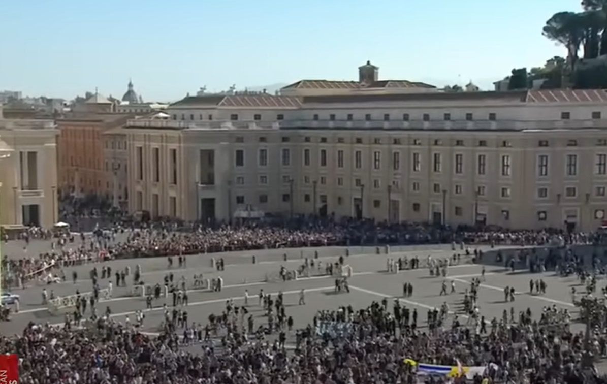 El Papa en el Ángelus: La fuente de todo es el amor