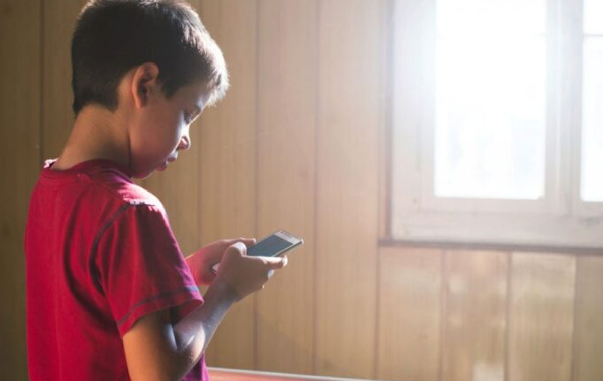 Una campaña advierte del riesgo para la salud mental del menor por un acceso temprano al móvil